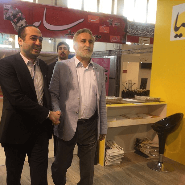 نوید جمشیدی و محمدرضا خاتمی(دبیرکل جبهه مشارکت مشارکت و نایب رئیس مجلس ششم اسلامی)در غرفه آسیا در نمایشگاه مطبوعات،مصلای تهران.سال ۱۳۹۵