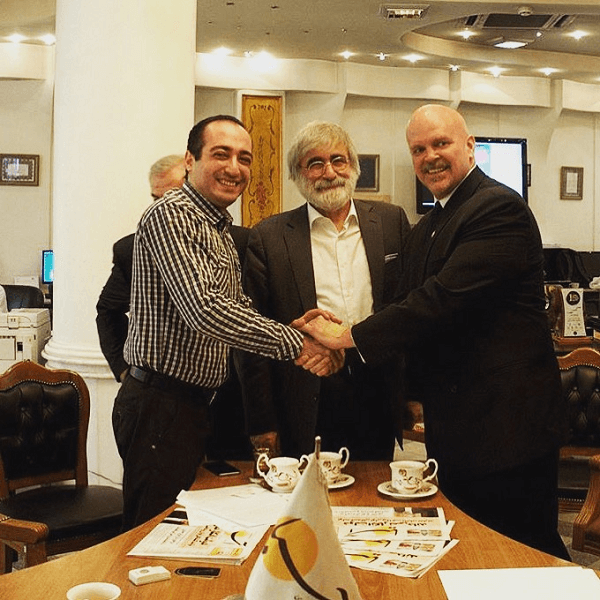 در دیدار گری لوییس، نماینده وقت سازمان ملل متحد در ایران. تحریریه روزنامه آسیا-تابستان ۱۳۹۵