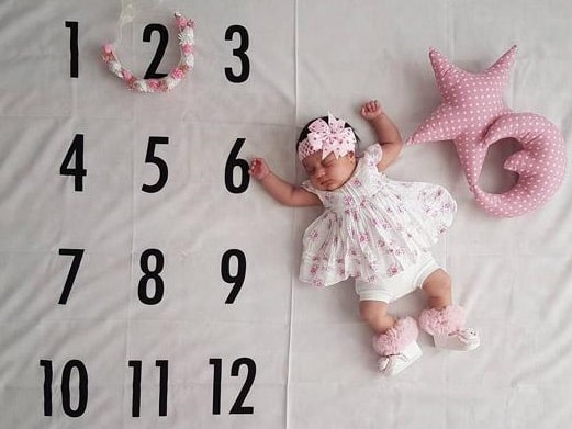 نوزاد ۲ ماهه