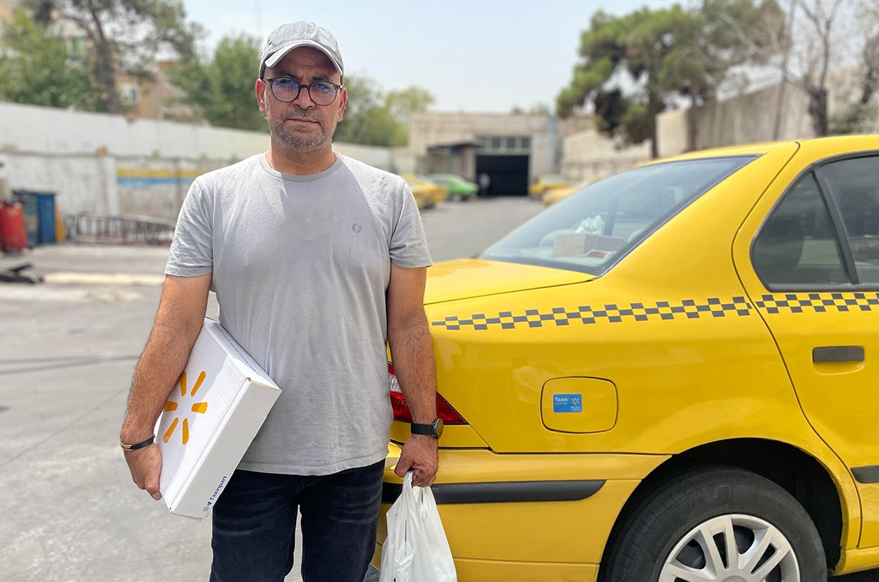 راننده تاکسی در تعمیرگاه تخصصی ارابه گشت سبز