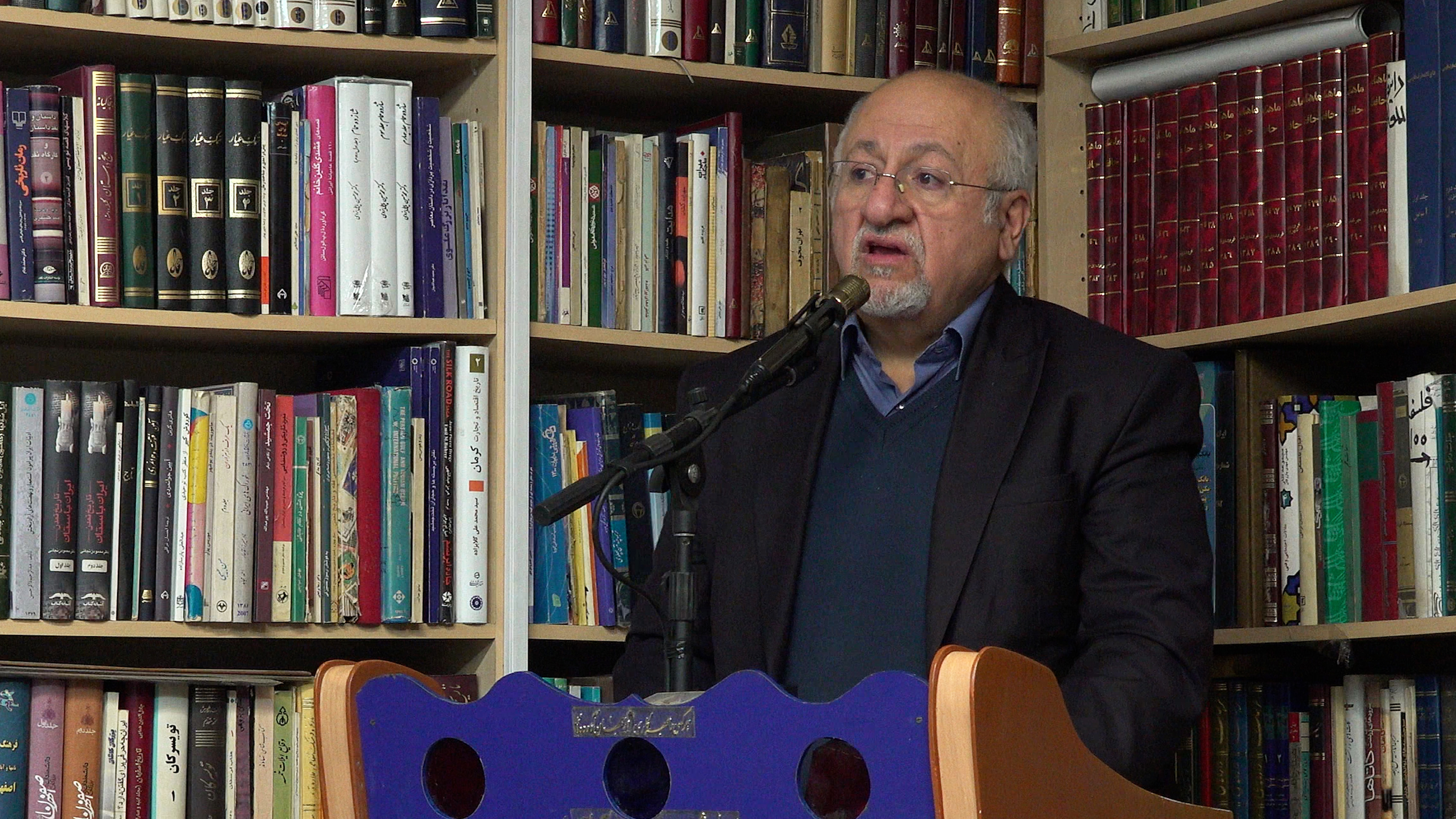 محمدجواد حق‌شناس، مدیر مسئول و صاحب امتیاز مجله نیمروز در حال سخنرانی