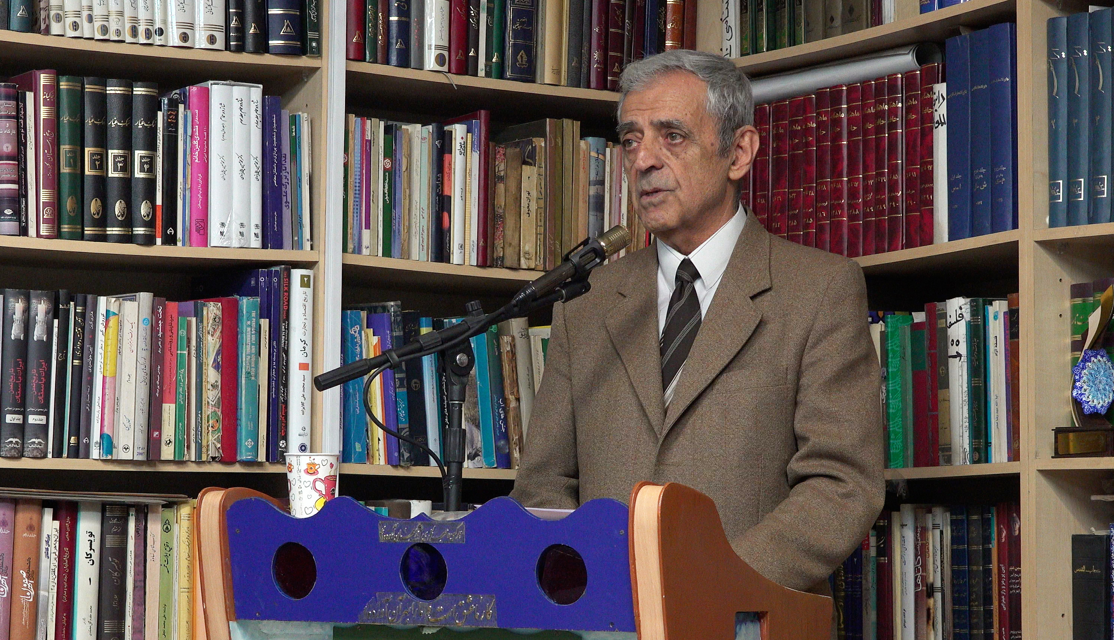 کوروش زعیم، عضو شورای مرکزی جبهه ملی ایران در حال سخنرانی