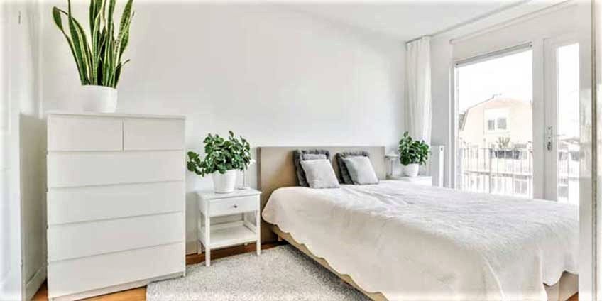 پرده ها و قفسه های بلند در چیدمان اتاق خواب کوچک