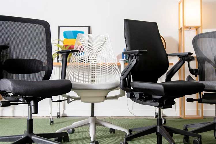 کمر حین نشستن روی صندلی چگونه باشد؟