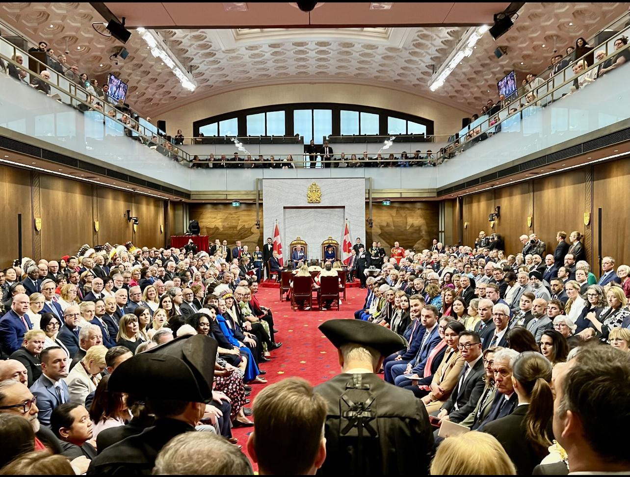 نمایی از مجلس سنای کانادا در جریان سخنرانی پادشاه چارلز سوم، با حضور ملکه کامیلا و نمایندگان پارلمان، در لحظه‌ای نمادین از غرور ملی کانادا