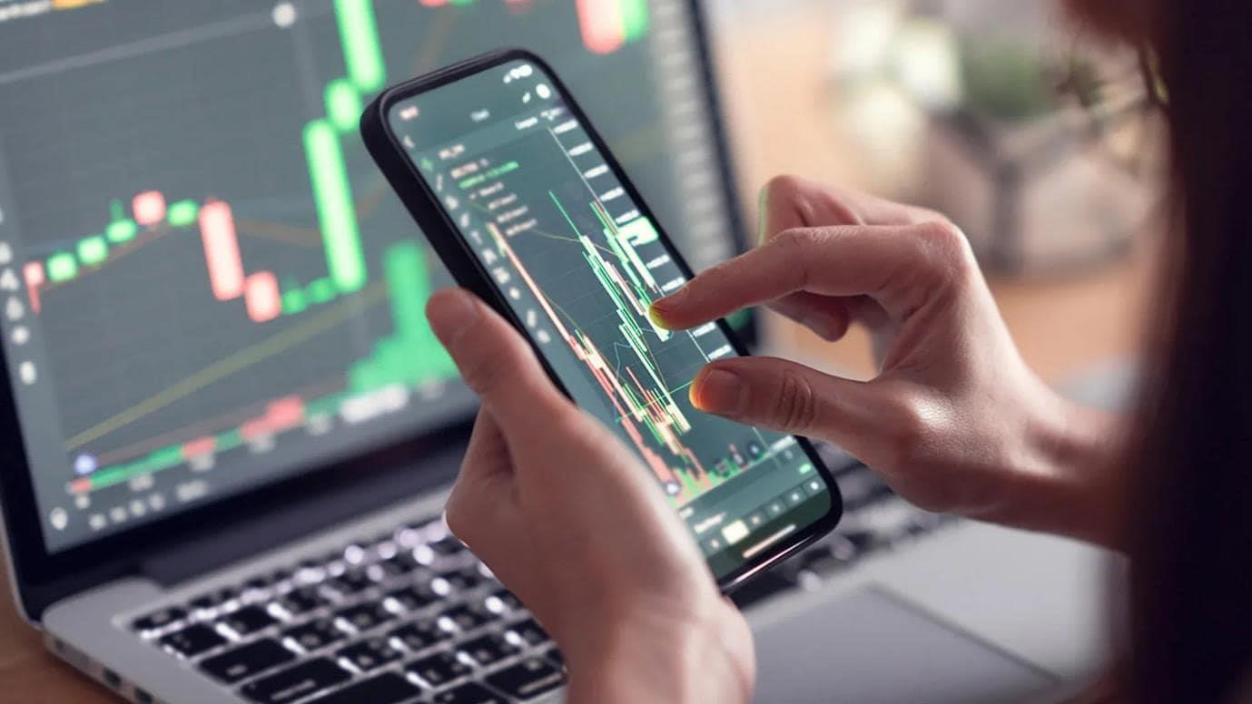 تصویر فردی که در حال چک کردن نمودارهای ارز دیجیتال است.