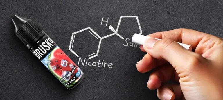 یک عدد سالت نیکوتین در کنار تخته سیاه