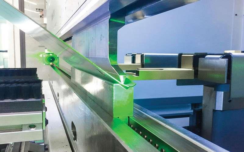 پرس برک در دو نوع مکانیکی و هیدرولیکی وجود دارد که از نظر عملیات و خمش دارای کارایی متفاوتی هستند.