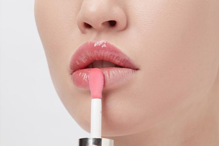 لیپ گلاس بهتر است یا رژ لب؟