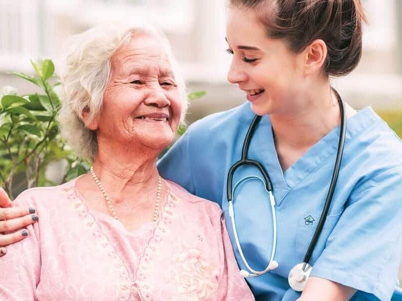 رعایت 10 نکته مهم برای انتخاب پرستار خوب در تهران
