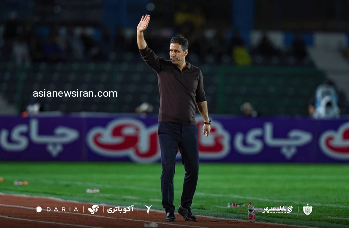 مهدی تارتار کنار زمین در دیدار پرسپولیس و صنعت نفت