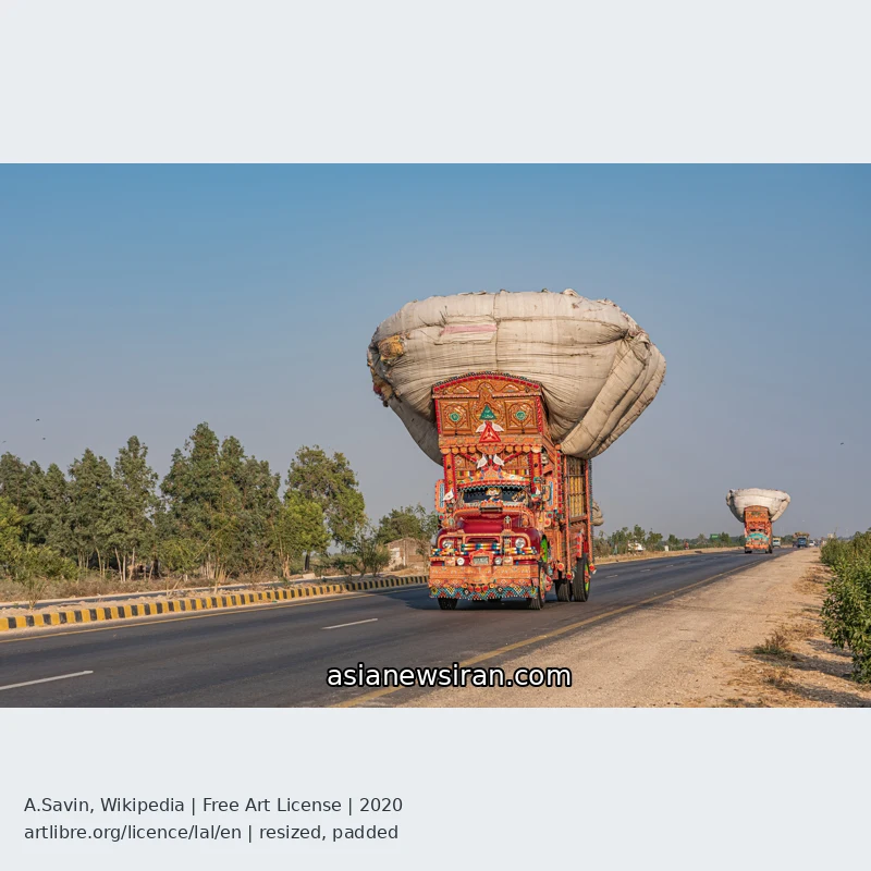 کامیون حامل بار در پاکستان