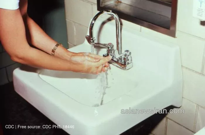 شست‌وشوی دست‌ها زیر آب؛ عکس آموزشی CDC درباره بهداشت دست