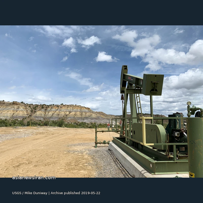 پمپ استخراج در نزدیکی فارمینگتون نیومکزیکو؛ عکس آرشیوی مایک دانی‌وی، USGS، منتشرشده در مه ۲۰۱۹؛ نه تأسیسات تازه ناشی از فرمان