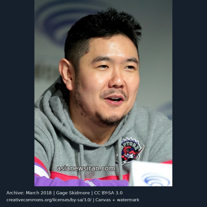 Eric Bauza wearing a Toronto Raptors hoodie at WonderCon in March 2018; archive photograph by Gage Skidmore