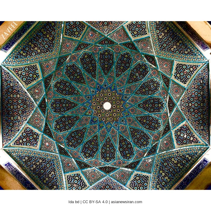 نقش‌های رنگارنگ سقف آرامگاه حافظ در شیراز