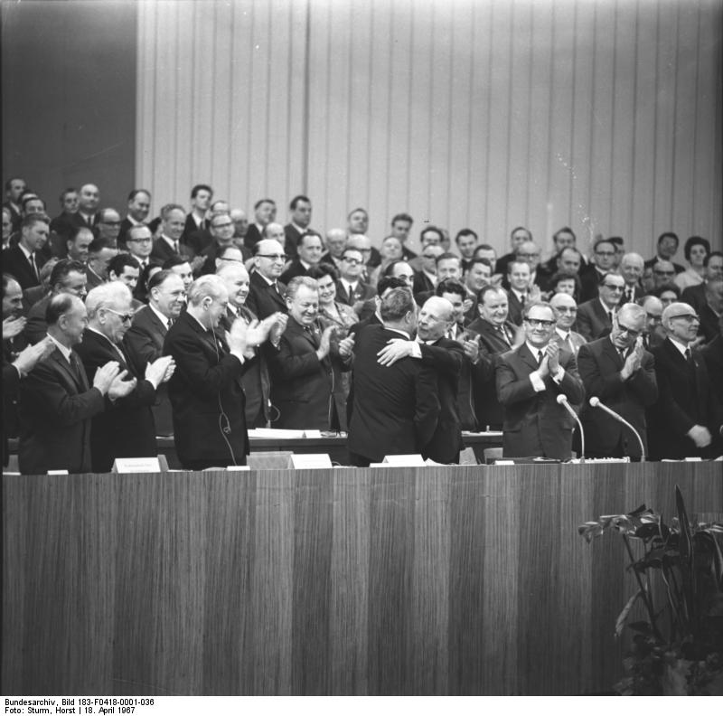 اولبریشت و برژنف، کنگره حزب در برلین، ۱۸ آوریل ۱۹۶۷؛ Bundesarchiv, Bild 183-F0418-0001-036 / Sturm, Horst / CC BY-SA 3.0 DE؛ بدون تغییر
