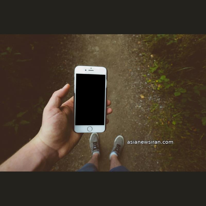 گوشی هوشمند در دست کاربر؛ تصویر آرشیوی