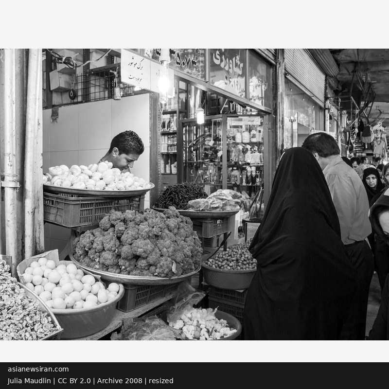تصویر آرشیوی خرید در بازار تهران، اکتبر ۲۰۰۸؛ عکس جولیا مادولین با مجوز CC BY 2.0، بدون تغییر چهره‌ها