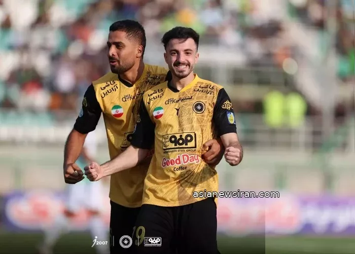 محمدمهدی لطفی و هم‌تیمی‌اش در دیدار سپاهان مقابل ذوب‌آهن، ۲۱ مهر ۱۴۰۵