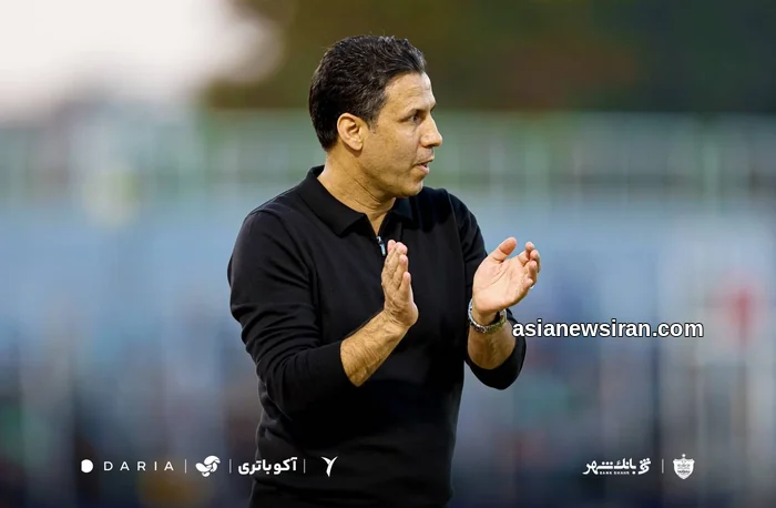 مهدی تارتار کنار زمین در دیدار خیبر و پرسپولیس، ۲۲ مهر ۱۴۰۵