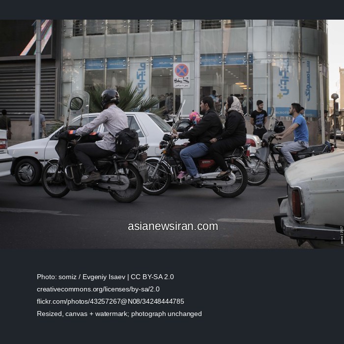 موتورسیکلت‌ها در حال عبور از خیابان حافظ تهران