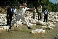 ماجرای پوشش خاص هاشمی رفسنجانی در استخر!