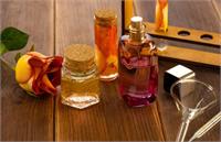 چگونه ماندگاری عطرهای ساخته‌شده با اسانس‌ها را بیشتر کنیم؟