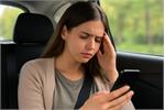 چرا نگاه به گوشی در خودرو باعث سرگیجه و تهوع می‌شود؟