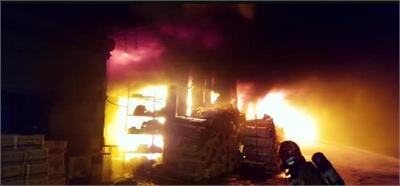 ماجرای آتش‌سوزی مهیب در خیابان خراسان /  ۳ آتش‌نشان قهرمان مجروح شدند