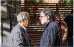 تصاویر سینماگران مبهوت و غمگین در منزل کیومرث پوراحمد؛ کارگردانی که به زندگی اش پایان داد