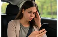 چرا نگاه به گوشی در خودرو باعث سرگیجه و تهوع می‌شود؟