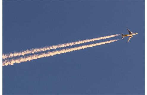 تحلیل علمی رد سفید هواپیما در آسمان خط کانتریل چیست و چگونه شکل می‌گیرد؟