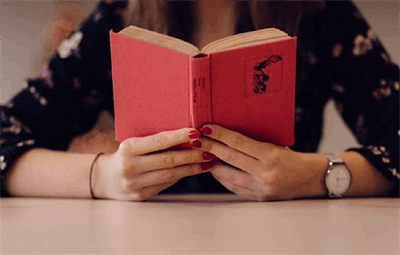 کتاب بخوانید تا آلزایمر نگیرید؛ فواید شگفت‌انگیز مطالعه برای مغز و روان