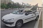 سقوط تابلوی غول آسای بزرگراه بر روی خودروها در طوفان تهران+ فیلم و عکس