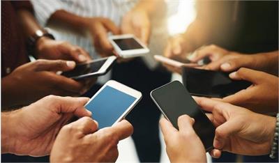​عصر سرهای خمیده؛ وقتی تلفن‌های هوشمند، روح انسان را به اسارت گرفتند