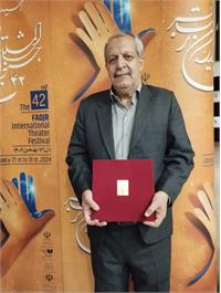 هنرمند یزدی گل کاشت