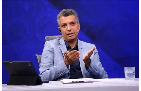 آیا مجری محبوب پس از بسته شدن سایت شخصی اش در مراسمی عمومی دست وزیر ارشاد را می بوسد؟! ماجرای ​دستبوسی جنجالی عادل فردوسی پور