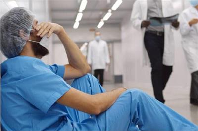 نبرد جامعه پزشکی ایران برای بقا: از کشیک‌های ۸۰ ساعته و فشارهای معیشتی