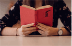 کتاب بخوانید تا آلزایمر نگیرید؛ فواید شگفت‌انگیز مطالعه برای مغز و روان