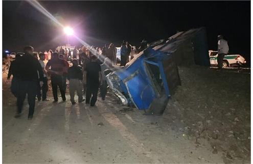 مدیر اورژانس هرمزگان: حمل سرنشین در قسمت بار وانت، خطر آسیب‌های جبران‌ناپذیر را افزایش می‌دهد / ۷ آمبولانس به محل حادثه اعزام