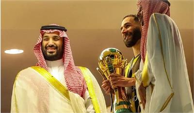 محمد بن‌سلمان جام پادشاهی را به بنزما اهدا کرد