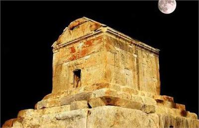 پاسارگاد را چه کسی ساخت؟