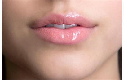 تفاوت لیپ گلاس و رژ لب؛ کدام یک بهتر است؟