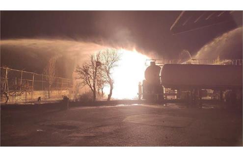 انفجار در مخزن اصلی مرکز توزیع گاز مایع / دود غلیظ در آسمان تبریز / آتش‌نشانان در حال مهار حریق انفجار مهیب در شرکت نیک گاز