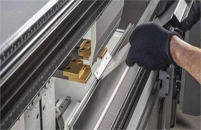 نحوه خم فلز به روش پرس برک: آشنایی با فرآیند و کاربردها