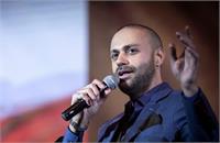 شنیده شدن صدای یک زن؛ واکنش سکوت حامی در کنسرتش! + ویدیو