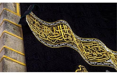 بر اساس ایمیل‌های افشاشده، جفری اپستین پرده کعبه را با آگاهی کامل از اهمیت مذهبی آن از عربستان خریداری کرد پرده مقدس کعبه به