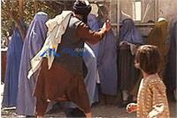 ماجرای شلاق زدن مردم توسط تروریست های طالبان