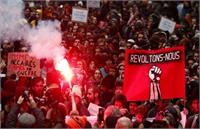 در برابر معترضان عقب نمی‌نشینم